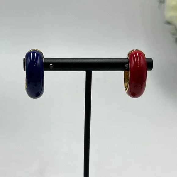 Kenneth Jay Lane KJL Reversible Blue and Red Enamel Clip-on Huggie‎ Earrings - Picture 2 of 8